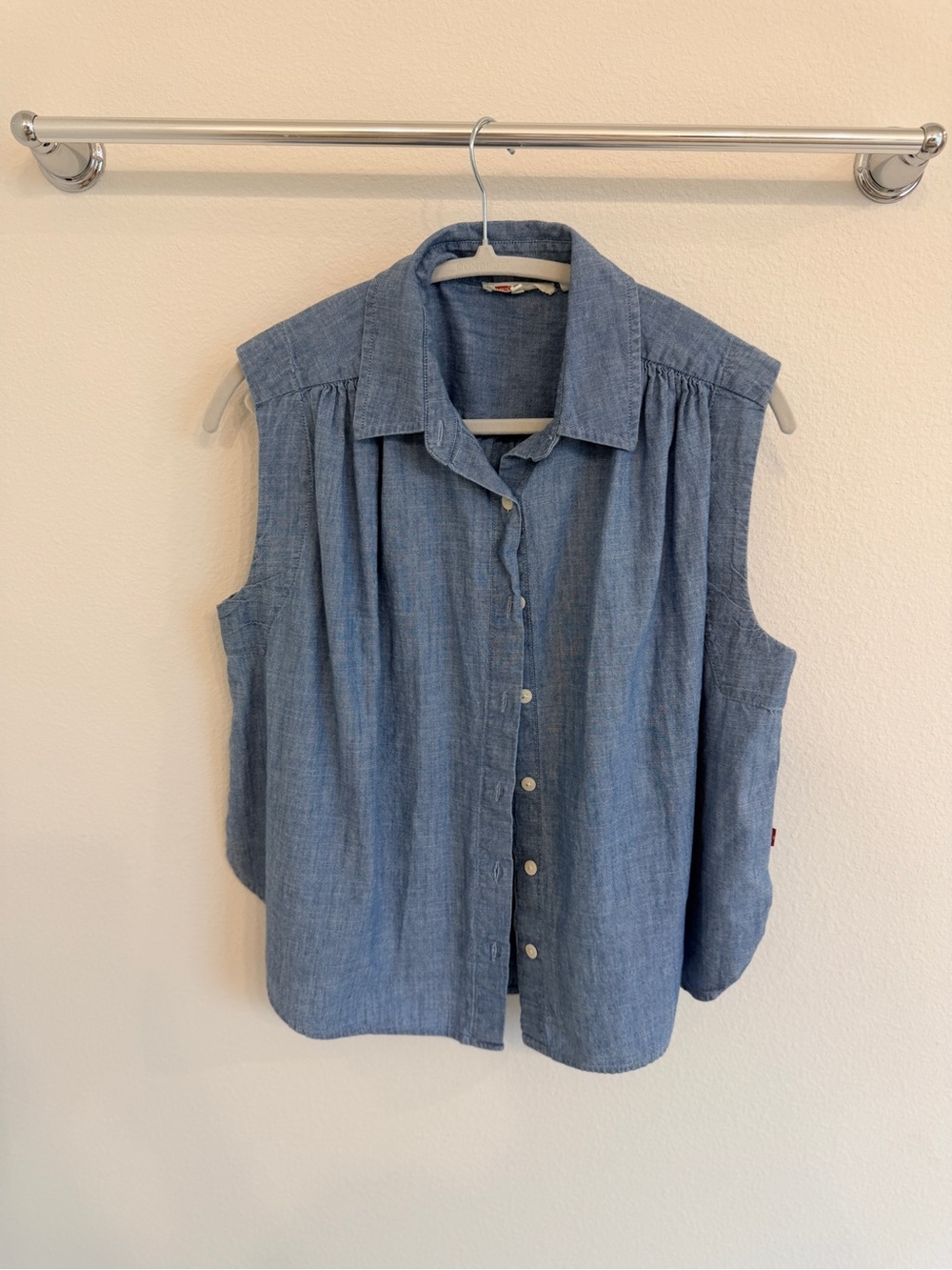 Levi's Sleeveless Chambray Button-Down Top - Blue
